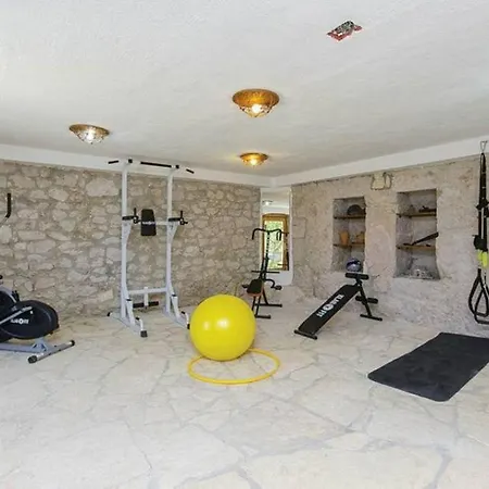 Vito - With Heated Pool, Whirlpool, Gym *